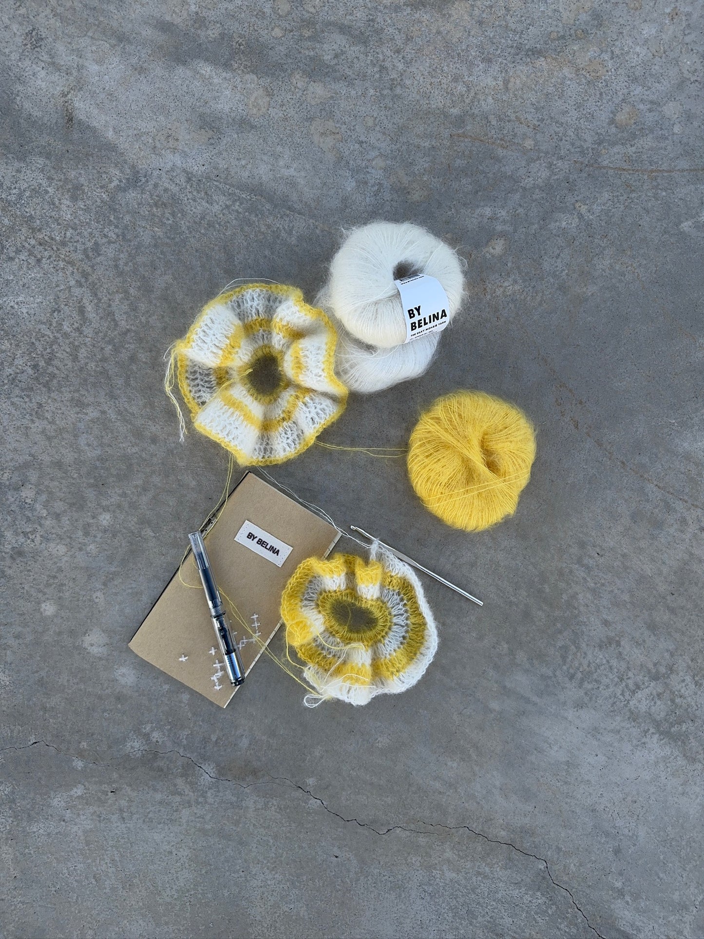 CROCHET SET 02 'TRIANGLE SCARF' + scrunchie mittens