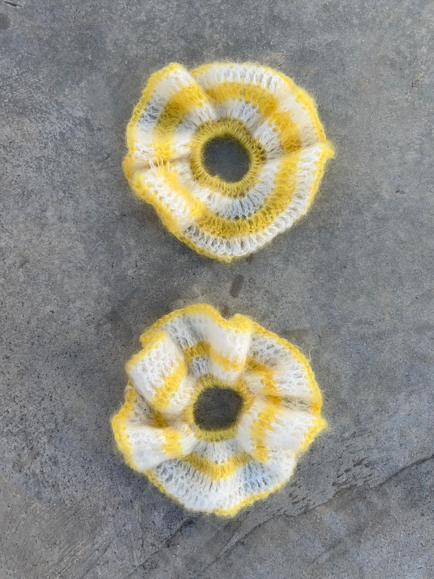 CROCHET SET 02 'TRIANGLE SCARF' + scrunchie mittens