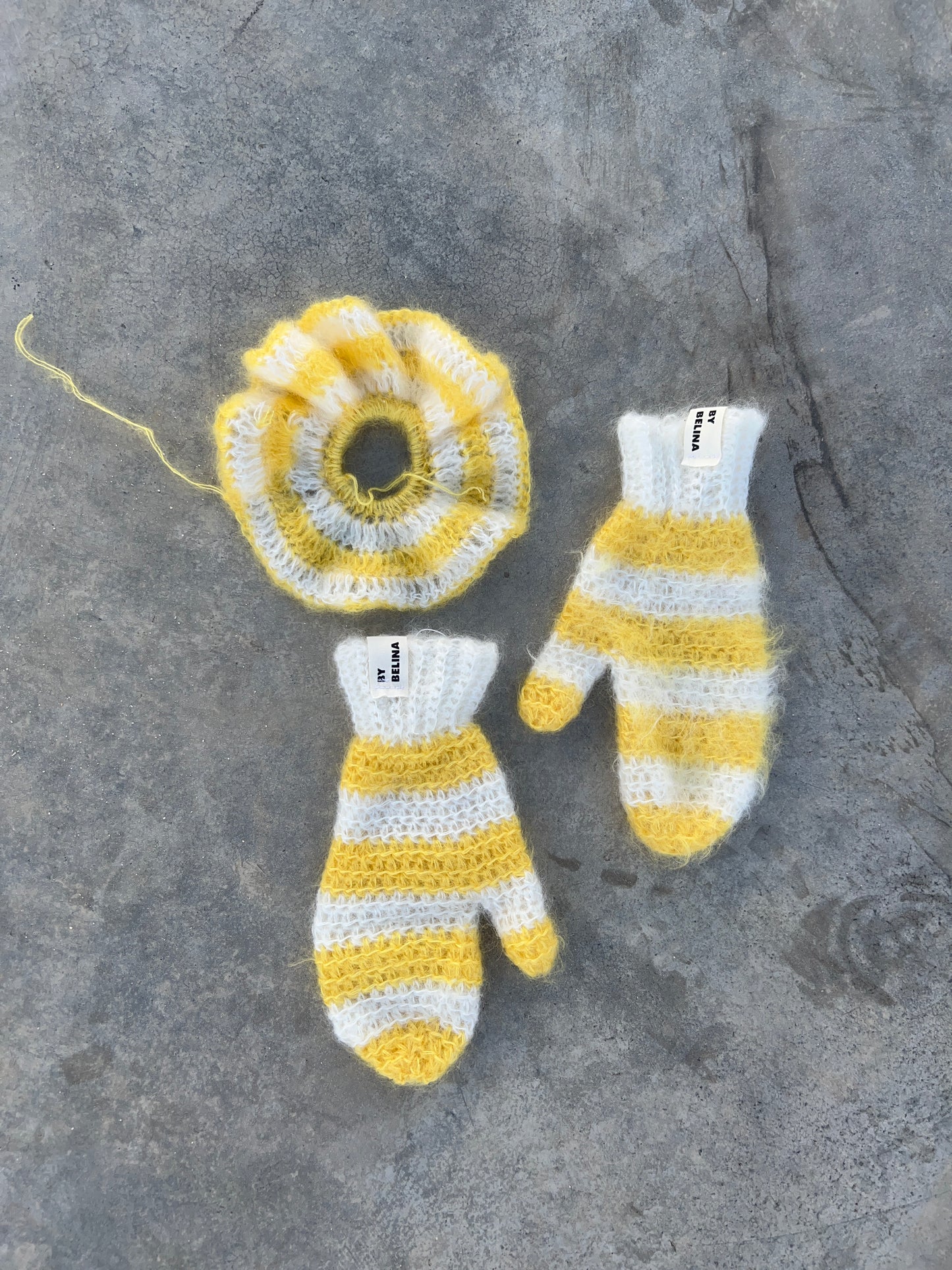 CROCHET SET 02 'TRIANGLE SCARF' + scrunchie mittens