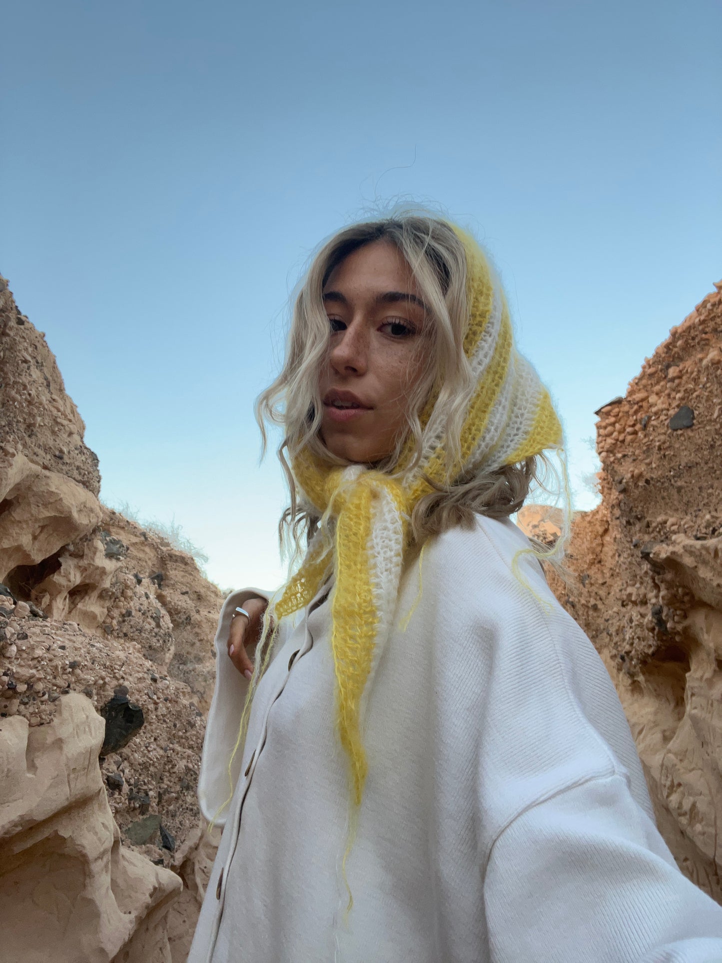 CROCHET SET 02 'TRIANGLE SCARF' + scrunchie mittens