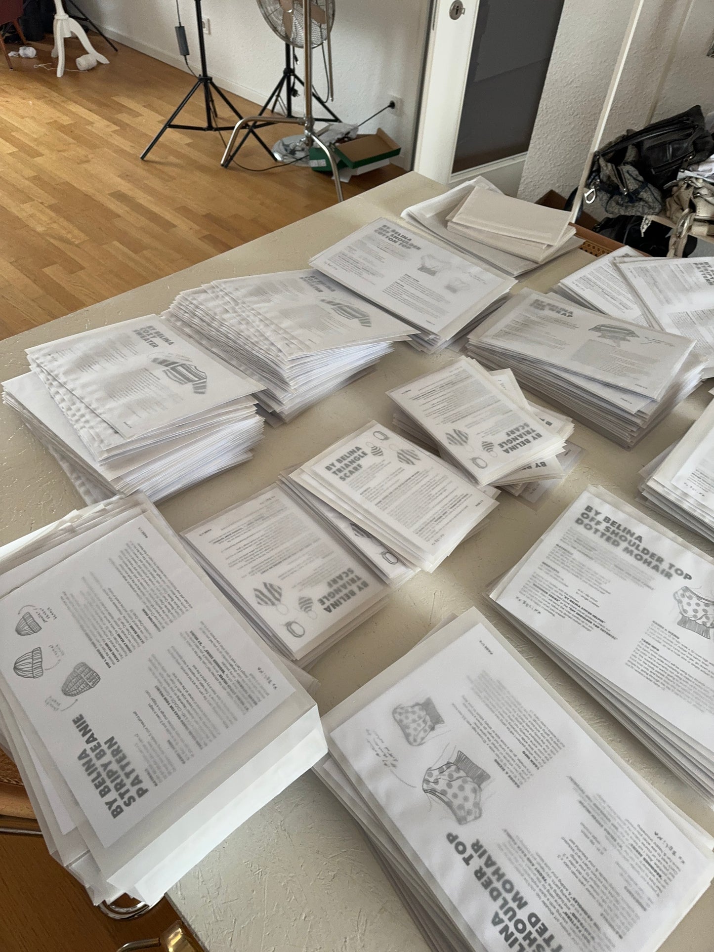 CROCHET SET 02 'TRIANGLE SCARF' + scrunchie mittens